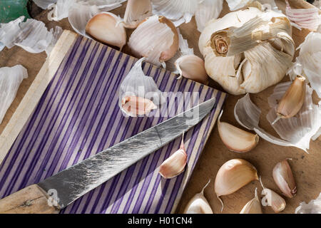 Ail bio organisé avec un vieux livre de cuisine vintage et couteau comme un parc naturel pour la vie toujours en bonne santé et la nourriture végétarienne Banque D'Images