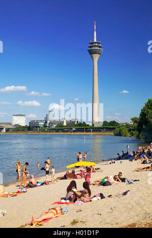 Les gens à la plage du Rhin avec la tour du Rhin, l'Allemagne, en Rhénanie du Nord-Westphalie, Duesseldorf Banque D'Images