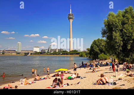 Les gens à la plage du Rhin avec la tour du Rhin, l'Allemagne, en Rhénanie du Nord-Westphalie, Duesseldorf Banque D'Images