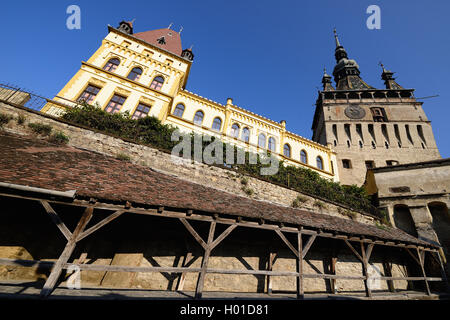 Fragment de la vieille ville de Sighisoara en Roumanie. Tour de l'horloge Banque D'Images