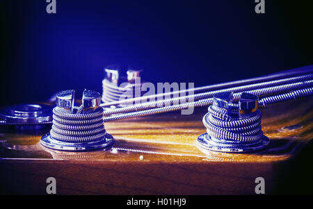 Vue rapprochée sur guitare basse tuning machines. Banque D'Images