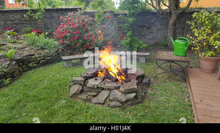 Feu dans un jardin, l'Allemagne, Rhénanie du Nord-Westphalie Banque D'Images