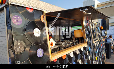 Les disques de vinyle de voiture en surface sur un horizon mobile de discothèque Banque D'Images