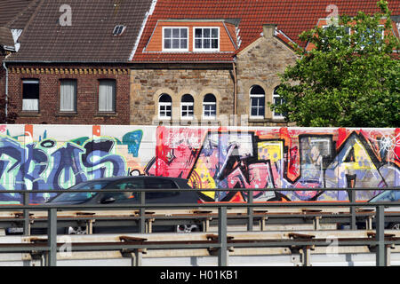 Les graffitis sur les murs de protection contre le bruit, l'Allemagne, en Rhénanie du Nord-Westphalie, région de la Ruhr, à Essen Banque D'Images