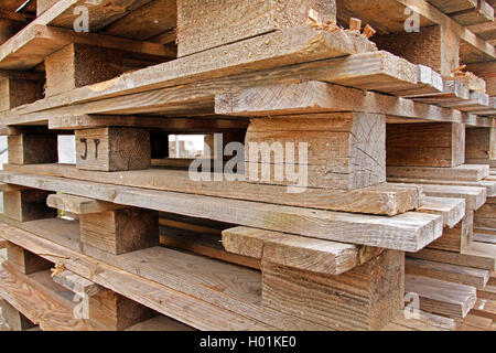 Pile de palettes en bois, Allemagne Banque D'Images