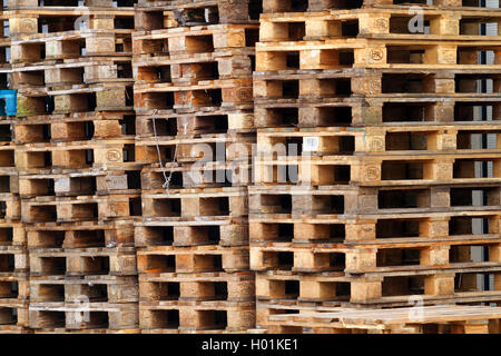 Des piles de palettes en bois, Allemagne Banque D'Images