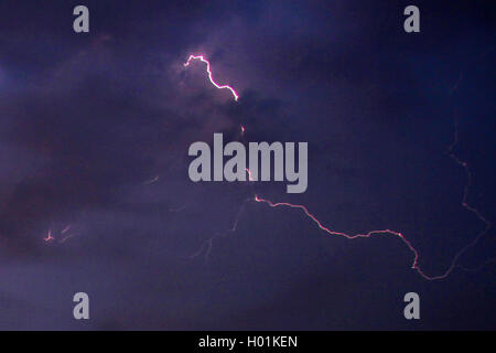 Orage en soirée, Allemagne, Rhénanie du Nord-Westphalie Banque D'Images