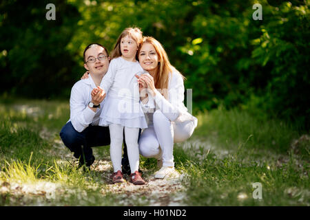 Les personnes atteintes du syndrome de Down sont tout aussi heureux, marcher dans la nature Banque D'Images