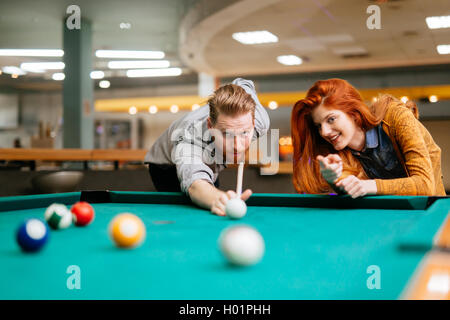 Beau couple heureux en jouant au billard Banque D'Images