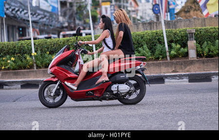 Moto femmes. Thaïlande filles à moto S. E. Asie. Femme à moto Banque D'Images
