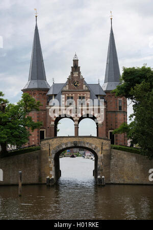 Porte d'eau dans la ville néerlandaise historique Sneek Banque D'Images