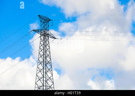 Tour en acier de type réseau de haute tension. Détails ligne électrique aérienne. La structure utilisée pour transmettre de l'énergie électrique Banque D'Images