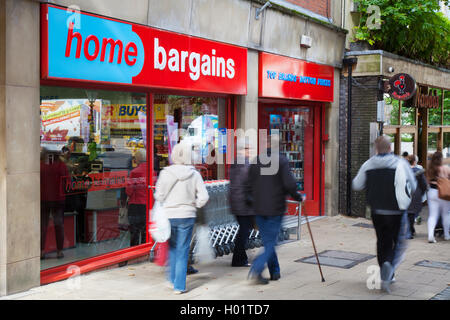 HomeBargains dans magasin Shoppers passant Preston, Lancashire, Royaume-Uni. Banque D'Images