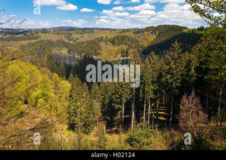 Oberbergisches Land près de lac de stockage Genkeltalsperre au printemps, l'Allemagne, en Rhénanie du Nord-Westphalie, région du Bergisches Land, à Marienheide Banque D'Images