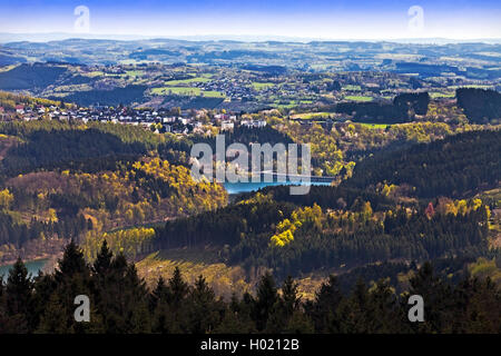 Vue depuis la tour de stockage à Unnenberg Aggertalsperre lake, en Allemagne, en Rhénanie du Nord-Westphalie, région du Bergisches Land, à Marienheide Banque D'Images