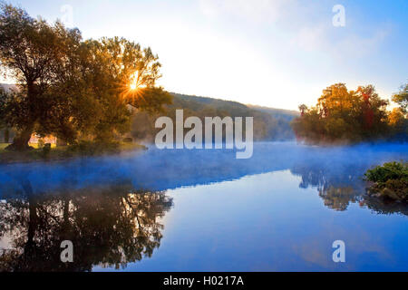 Rivière Ruhr et brouillard du matin au lever du soleil, de l'Allemagne, en Rhénanie du Nord-Westphalie, Ruhr, Witten Banque D'Images