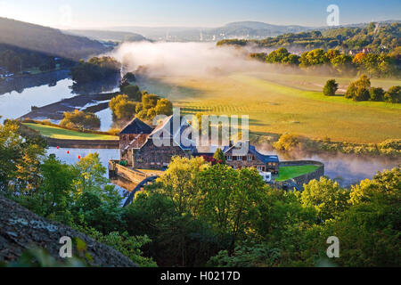 Station d'énergie hydroélectrique Hohenstein et la vallée de la Ruhr dans le matin, l'Allemagne, en Rhénanie du Nord-Westphalie, Ruhr, Witten Banque D'Images
