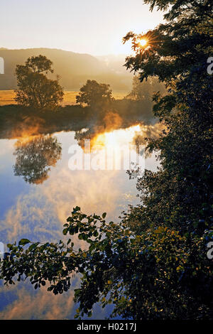 Rivière Ruhr et brouillard du matin au lever du soleil, de l'Allemagne, en Rhénanie du Nord-Westphalie, Ruhr, Witten Banque D'Images