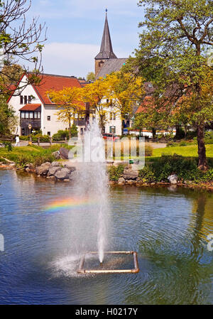 Fontaine et église municipale dans la vieille ville de Wuelfrath, Allemagne, Rhénanie du Nord-Westphalie, région du Bergisches Land, Wuelfrath Banque D'Images