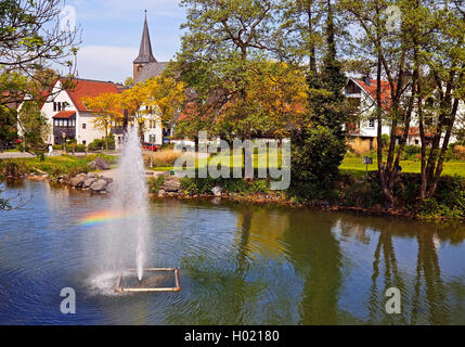 Fontaine et église municipale dans la vieille ville de Wuelfrath, Allemagne, Rhénanie du Nord-Westphalie, région du Bergisches Land, Wuelfrath Banque D'Images