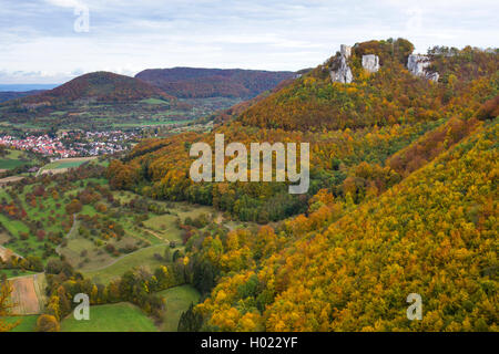 Ruines du château de Reussenstein en automne, l'Allemagne, Bade-Wurtemberg, Jura souabe, Neidlingen Banque D'Images