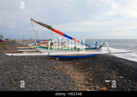 Outrigger colorés traditionnels bateaux à la plage de lave noire de Lovina, Nord de Bali, Indonésie, Bali Banque D'Images