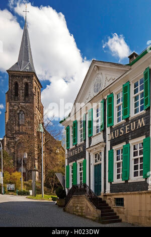 Dans Roentgen-Museum allemand Remscheid avec église St.-Bonaventura, Allemagne, Rhénanie du Nord-Westphalie, région du Bergisches Land, à Remscheid Banque D'Images