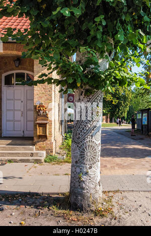 Boîte aux lettres pour Noël et étonnante de fils crochet autour de bombardement un tronc d'arbre dans Himmelpfort, Brandebourg, Allemagne Banque D'Images