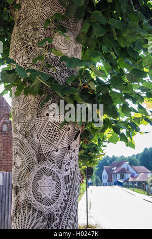 Fil crochet complexe incroyable bombe autour d'un tronc d'arbre dans Himmelpfort, Brandebourg, Allemagne Banque D'Images