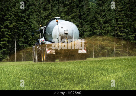 Fertilisation de l'agriculteur champ avec le fumier liquide, l'Autriche, Haute Autriche Banque D'Images