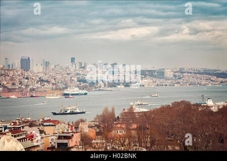 Ferries et les navires qui se déplacent le long de l'Bosphurus, le détroit d'Istanbul. Banque D'Images