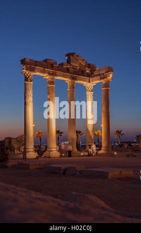 Les touristes par le célèbre temple d'Apollon au coucher du soleil. Banque D'Images