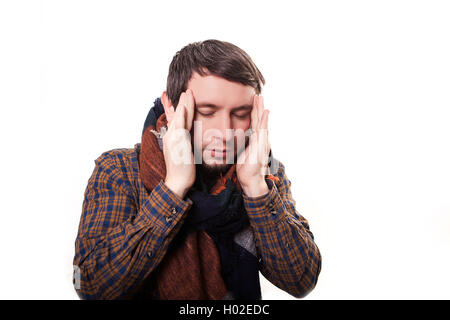 Sentiment horrible mal de tête. Homme mature frustré de toucher sa tête avec les doigts et en gardant les yeux fermés tout en standing against white background Banque D'Images