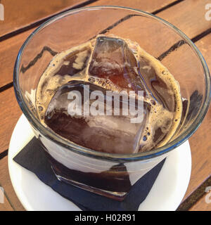 'Cafe solo con hielo'. cafetière expresso servi avec un verre de glace. Le café est versé sur la glace dans le verre pour produire un Banque D'Images