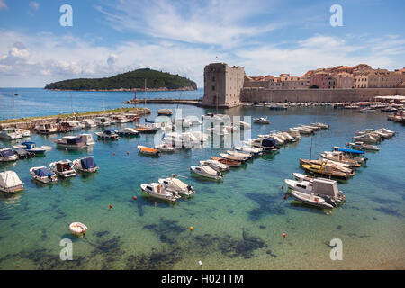 DUBROVNIK, Croatie - le 28 mai 2014 : Les petits bateaux dans port de la ville avec l'île de Lokrum et la forteresse de Saint-Jean en arrière-plan. Est-Port Banque D'Images