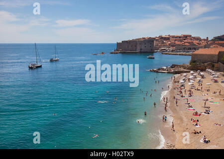 DUBROVNIK, Croatie - le 28 mai 2014 : les gens sur la plage de Banje avec la vieille ville en arrière-plan. Est le plus populaire de Banje beach à Dubrovnik v Banque D'Images