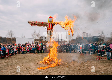 Gomel, Bélarus - Mars 12, 2016 : La scène du brûlage sur feu le mannequin alors que l'hiver et la mort symbole dans la mythologie slave, Pagan Banque D'Images