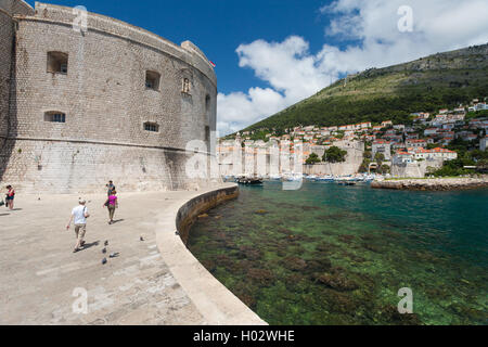 DUBROVNIK, Croatie - le 27 mai 2014 : les touristes en face de la forteresse de Saint-Jean près du vieux port. Maisons forteresse Maritime la Mu Banque D'Images