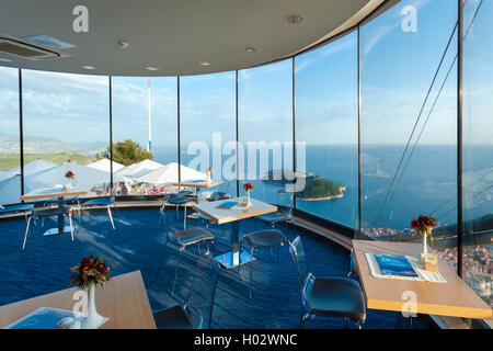 DUBROVNIK, Croatie - le 26 mai 2014 : l'Intérieur de restaurant près de la station de téléphérique de Dubrovnik. Voiture de câble se connecte et Ploce mountai Banque D'Images