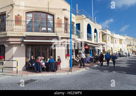 MARSAXLOKK, MALTE - 11 janvier 2015 : terrasse de café près de l'église paroissiale de Notre-Dame de Pompéi. Banque D'Images