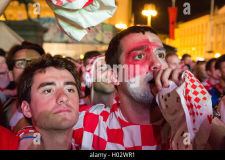 ZAGREB, CROATIE - 12 juin 2014 : les fans de football croate à Ban Josip Jelacic soutenir leur équipe nationale au cours de l'Organisation mondiale de Banque D'Images