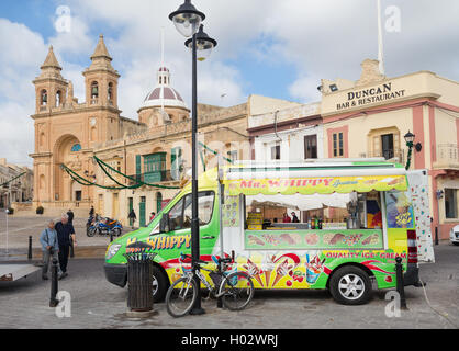 MARSAXLOKK, MALTE - 11 janvier 2015 : camion de crème glacée en face de l'église paroissiale de Notre-Dame de Pompéi. Banque D'Images