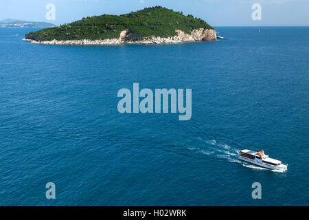 Bateau de tourisme en passant par l'île de Lokrum près de Dubrovnik, Croatie. Banque D'Images