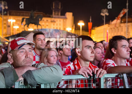 ZAGREB, CROATIE - 12 juin 2014 : les fans de football croate à Ban Josip Jelacic soutenir leur équipe nationale au cours de l'Organisation mondiale de Banque D'Images