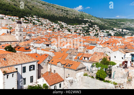 DUBROVNIK, Croatie - le 26 mai 2014 : vue sur les toits de la vieille ville et la colline de Srdj en arrière-plan. Banque D'Images