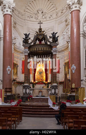 MELLIEHA, MALTE - 10 janvier 2015 : Intérieur de Mellieha église paroissiale dédiée à la Naissance de Notre Dame. Banque D'Images