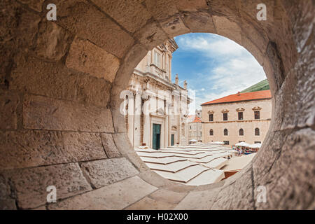 DUBROVNIK, Croatie - le 26 mai 2014 : vue sur la cathédrale de l'assomption entrée par l'ouverture circulaire en pierre. Cathédrale est la se Banque D'Images