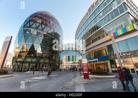 BRATISLAVA, SLOVAQUIE - 6 janvier 2015 : centre commercial Galleria Centre Eurovea comprenant. Banque D'Images