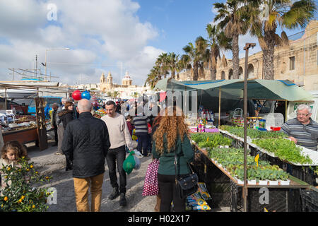 MARSAXLOKK, MALTE - 11 janvier 2015 : les personnes à Marsaxlokk market, l'une des principales caractéristiques en particulier le dimanche. Banque D'Images