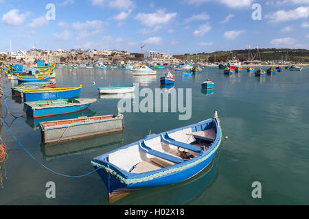 MARSAXLOKK, MALTE - 11 janvier 2015 : vieux bateaux de pêche traditionnels en bois dans le port sur une journée ensoleillée. Banque D'Images